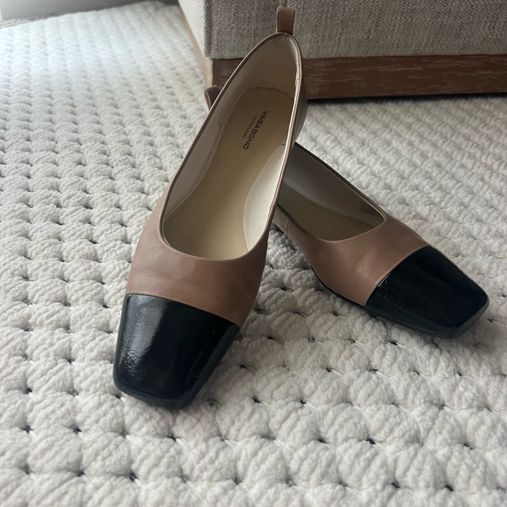 Vagabond Women's Black and Brown Square Toe Flats